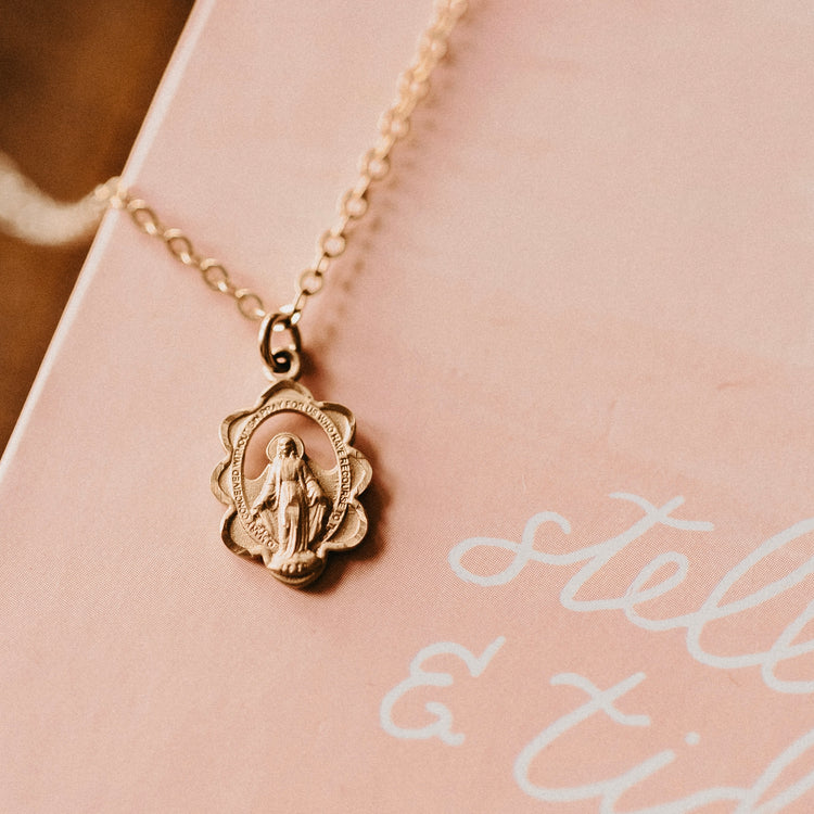 アクセサリー Seven Miraculous Medal Bead Necklace Petite Miraculous Medal Bead Necklace – Lindsey Leigh Jewelry